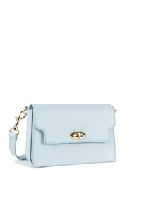 Borsa a tracolla in pelle blu chiaro con finitura testurizzata, hardware dorato, pattina pieghevole e tracolla removibile. Design rettangolare compatto.