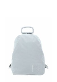 Sac à dos gris clair avec poignée supérieure, texture de tissu lisse et logo embossé sur le bas à l'avant. Fermeture éclair, design minimaliste.