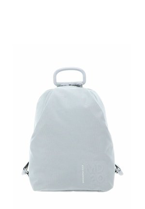 Sac à dos gris clair avec poignée supérieure, texture de tissu lisse et logo embossé sur le bas à l'avant. Fermeture éclair, design minimaliste.