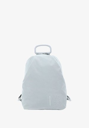 Sac à dos gris clair avec poignée supérieure, texture de tissu lisse et logo embossé sur le bas à l'avant. Fermeture éclair, design minimaliste.