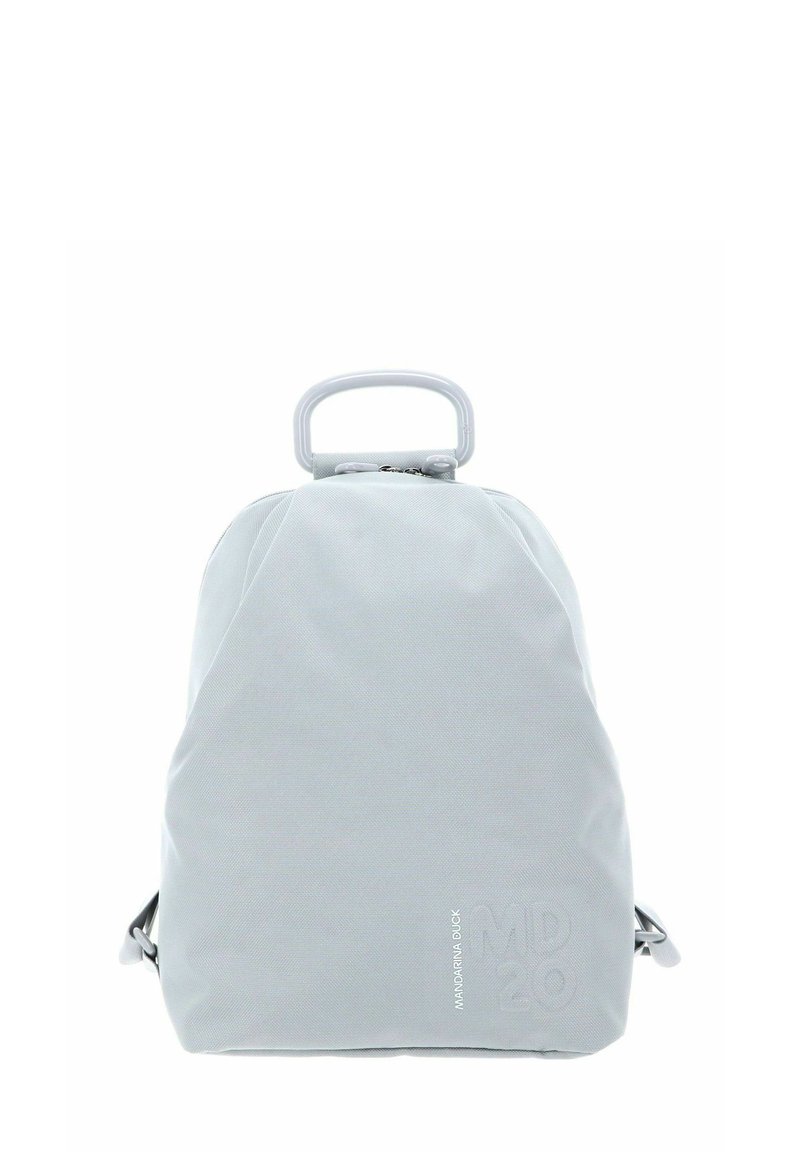 Sac à dos gris clair avec poignée supérieure, texture de tissu lisse et logo embossé sur le bas à l'avant. Fermeture éclair, design minimaliste.