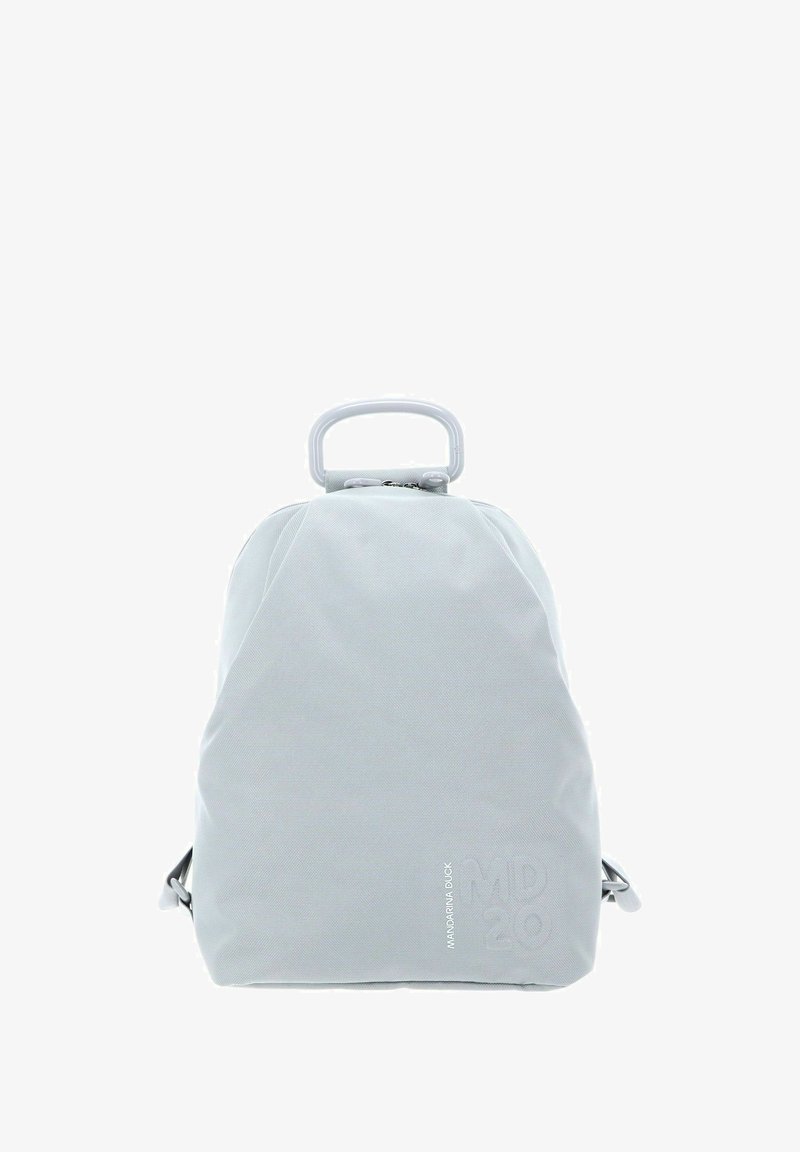 Sac à dos gris clair avec poignée supérieure, texture de tissu lisse et logo embossé sur le bas à l'avant. Fermeture éclair, design minimaliste.