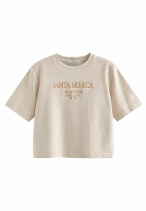 Camiseta corta beige de manga corta con cuello redondo y la inscripción "Santa Monica Los Angeles West Coast EST 1988" en letras marrón claro.