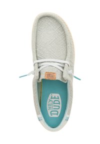 Scarpa in tela grigia chiara con punta arrotondata e stringhe bianche. Presenta una soletta interna di colore aqua a contrasto e una piccola etichetta con logo marrone.
