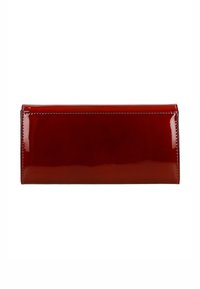 Portafoglio in pelle verniciata rossa con una forma rettangolare elegante, bordi cuciti e una finitura liscia e lucida. Nessuna ferramenta o motivo visibili.