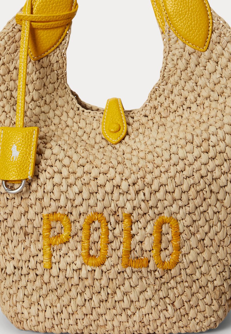 Sac fourre-tout en paille tissée beige avec garniture en cuir jaune et « POLO » brodé en fil jaune à l'avant.