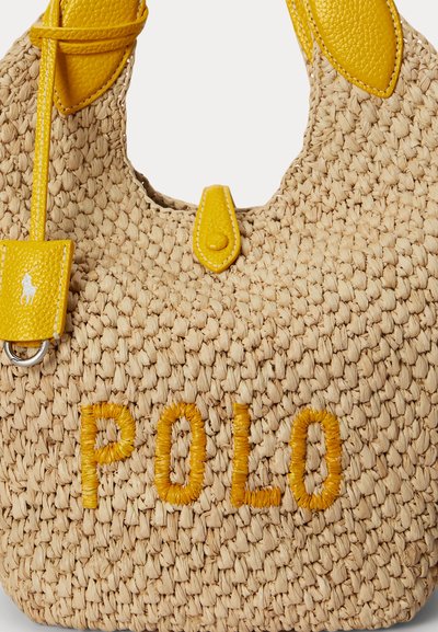 Μπεζ υφαντή τσάντα από άχυρο με κίτρινη δερμάτινη επένδυση και κεντημένο με κίτρινο νήμα το λογότυπο «POLO» στο μπροστινό μέρος.