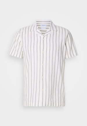 Camisa de linho de manga curta, com riscas verticais cinza claro em fundo branco, com colarinho clássico e fecho frontal com botões.