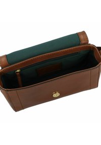Braune Ledertasche mit einem grünen Stoffinnenraum, Druckknopfverschluss, Reißverschlusstasche und einem Etikett. Sauberes und strukturiertes Design.