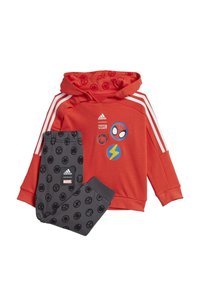 Felpa rossa con toppe Marvel, pantaloni grigi con icone nere di supereroi, in misto cotone, morbidi al tatto, con strisce bianche Adidas.