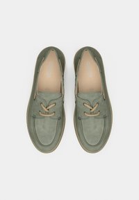 Πράσινα παπούτσια από σουέτ με μπεζ λεπτομέρειες, διαθέτουν επίπεδη σόλα, χιαστί κορδόνια και ανοίγματα στα πλαϊνά για καλύτερο αερισμό. Ορατή η επωνυμία Gabor.