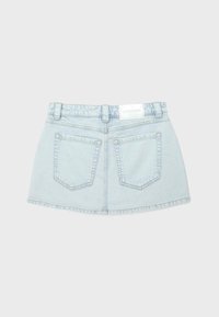 Mini-jupe en jean bleu clair avec passants de ceinture, deux poches arrière et une étiquette blanche rectangulaire sur la ceinture, sur fond gris.