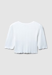 Top corto bianco in tessuto a costine con maniche corte e orlo a scallop. Il retro presenta linee verticali e un collo rotondo.