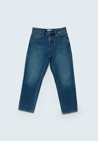 Jeans de mezclilla azul con corte recto, que cuentan con bolsillos delanteros, cremallera y un ligero desvanecimiento en los muslos para aportar textura.