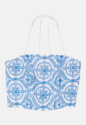 Valge lühike topp, millel on sinised broderi lilled ja geometrilised mustrid, õhukeste rihmadega ja hästi istuv siluett.
