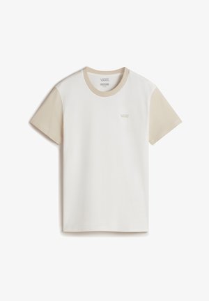 Biała koszulka z krótkim rękawem z kontrastującymi beżowymi rękawami, okrągłym dekoltem i małym logo na klatce piersiowej. Materiał wydaje się miękki i gładki.