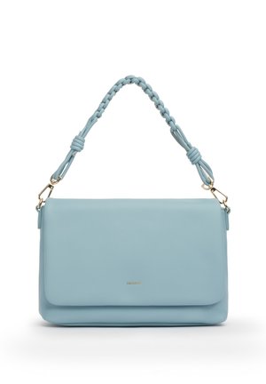 Borsa a mano in pelle azzurro chiaro con manico superiore intrecciato, chiusure in metallo dorato e chiusura frontale a pattina su sfondo bianco.