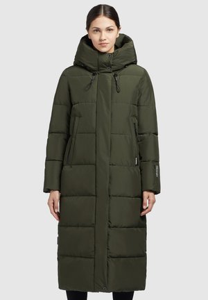 Manteau rembourré long, vert olive, avec un col haut, une grande capuche, des cordons élastiques, des boutons-pression et deux poches latérales.