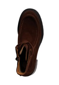 Botín de ante marrón con punta redonda, detalles cosidos y suela de goma. Presenta un diseño de cordones y un suave forro interior.