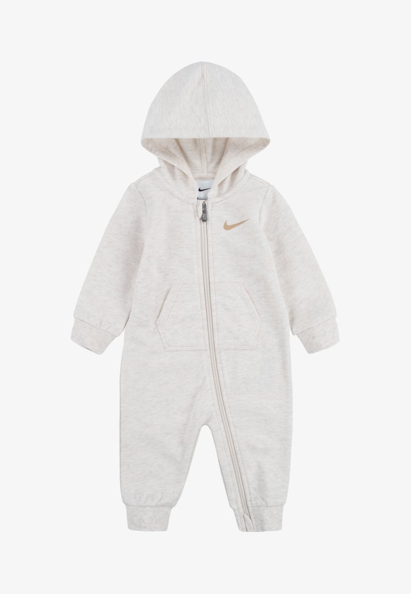 Ανοιχτό γκρι φορμάκι για νήπια με κουκούλα, φερμουάρ μπροστά, τσέπες καγκουρό και διακριτικό χρυσό λογότυπο Nike στο στήθος. Απαλό, υφασμένο ύφασμα.