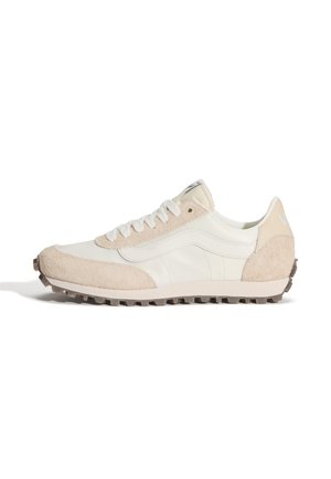 Baskets basses beige et blanches avec des accents en daim, fermeture à lacets sur le devant, et semelle en caoutchouc texturée, vues de côté sur fond blanc.