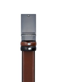 Brązowy skórzany pasek z metalową klamrą. Klamra ma srebrne wykończenie, a pasek zdobiony jest czarnymi i brązowymi akcentami o gładkiej fakturze.
