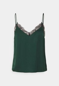 Caraco en satin vert foncé avec fines bretelles, orné d'une bordure en dentelle noire le long du décolleté, caractérisé par une texture lisse et un design fluide.