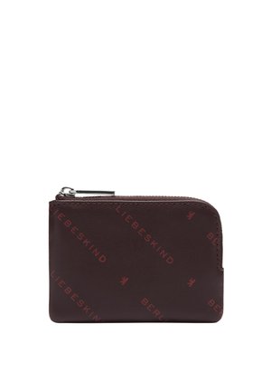 Portafoglio in pelle marrone con una superficie liscia. Presenta una chiusura con cerniera e un logo ripetuto in rosso. Design rettangolare compatto.