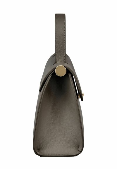 Temno siva strukturovana usnjena torbica, videna od strani, z zgornjim ročajem in okroglim zlatim zaponkom.