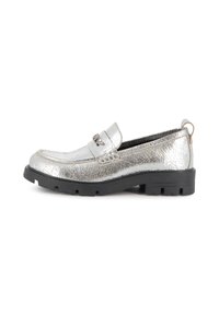 Zilveren metallic loafers met een gekraakte textuur, zwarte rubberen zool en decoratieve metalen accent aan de voorkant.