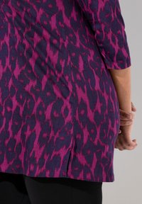 Lila och rosa leopardtryck tunika med trekvarts ärmar, med sidoflikar vid fållen och en strukturerad textil.