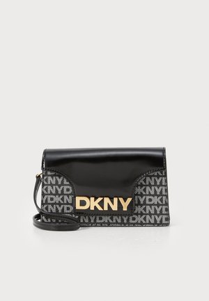 Svart lakkert og mønstret stoffklype med gull "DKNY"-logo. Har klaffelukking og avtagbar skulderreim. Rektangulær form.