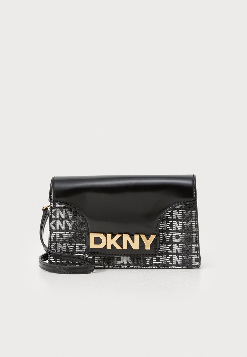 Pochette en tissu laqué noir et à motifs avec le logo doré "DKNY". Dispose d'une fermeture à rabat et d'une bandoulière amovible. Forme rectangulaire.