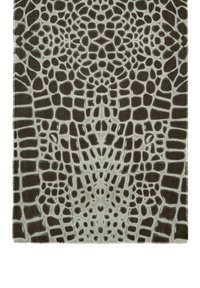 Brązowy szal w wzory przypominające skórę zwierzęcą. Wzór zawiera abstrakcyjne kształty oraz frędzle na brzegu.