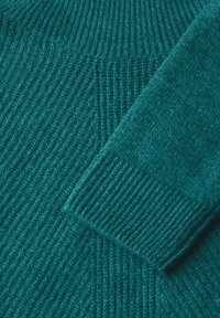 Maglione lavorato a maglia in tonalità teal con una texture a costine, colletto a girocollo e polsini aderenti. Il tessuto appare morbido e di peso medio.