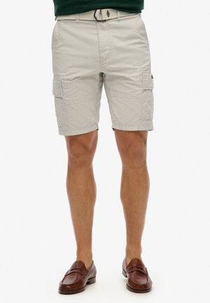 Bermudas de color beige claro con múltiples bolsillos, un frente plano y un cinturón en la cintura. El material parece texturizado y duradero.