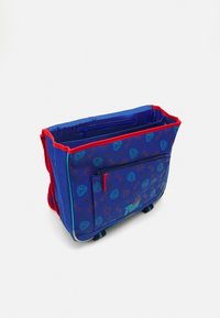 Plava torba za poruke s crvenim detaljima, s uzorkom šapa i kostiju. Uključuje džep s patentnim zatvaračem i čvrstu izradu.