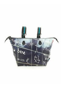 Borsa tote strutturata con un'esterno testurizzato blu scuro, caratterizzata da diversi modelli di scrittura bianca e spallacci regolabili.