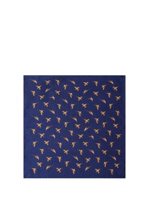 Marineblauwe stof met herhaalde kleine gouden vogelborduurpatronen gerangschikt in een raster.