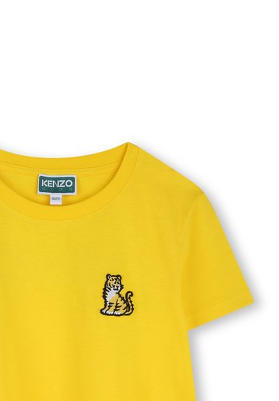 Geel katoenen T-shirt met een zwart en oranje geborduurd tijgermotief op de linkerkant van de borst. Ronde hals met korte mouwen.