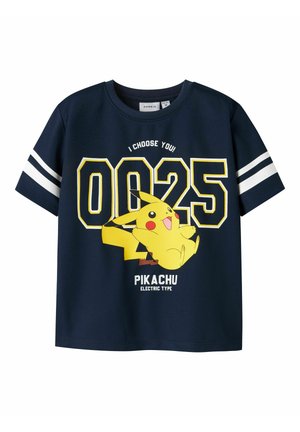 Maglietta blu navy a maniche corte con strisce bianche, grandi numeri "0025", grafica di Pikachu sorridente e testo "TI SCELGO! PIKACHU TIPO ELETTRICO."