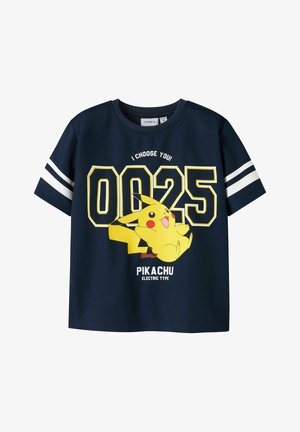 Donkerblauw shirt met korte mouwen en witte strepen, grote nummers "0025", een grafische afbeelding van een glimlachende Pikachu, en de tekst "IK KIES JOU! PIKACHU ELEKTRISCH TYPE."