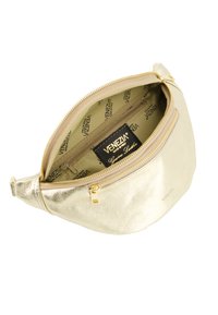 Goldfarbene metallische Clutch-Tasche mit glatter Textur, Reißverschlussverschluss und Textil-Innenausstattung mit wiederholtem Branding. Logo auf der äußeren Oberfläche sichtbar.