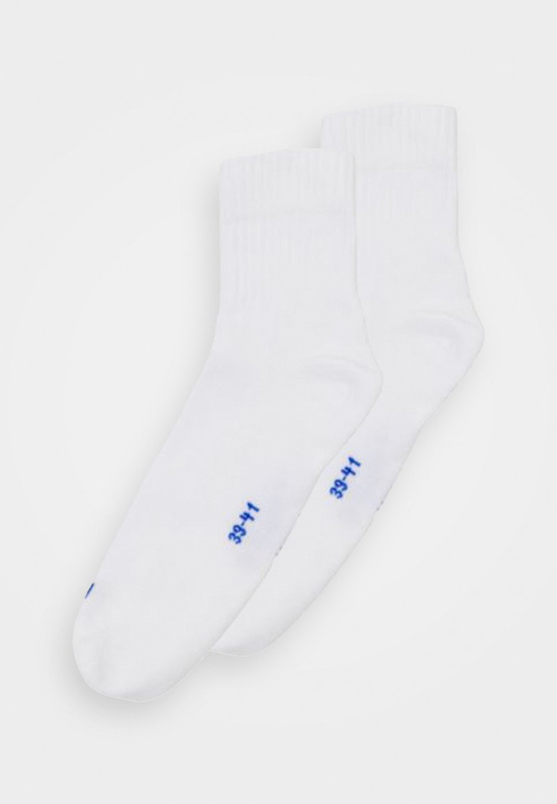 Calcetines de algodón blanco con puños acanalados, presentando detalles de tamaño impresos en azul en el costado. Textura suave y diseño de longitud estándar.