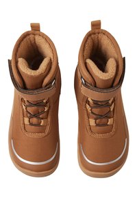 Botas tobilleras marrones con parte superior de textil, forro de forro polar, correa ajustable y acentos plateados contrastantes en la suela.