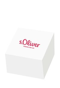 Envase rectangular blanco con bordes redondeados, que presenta un logo rojo que dice "s.Oliver FASHION FOR LIFE" en la superficie superior.