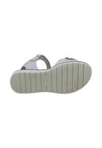 Sandal bianca con suola testurizzata, dotata di cinturino regolabile e dettagli metallici. Materiale superiore liscio con finitura lucida.
