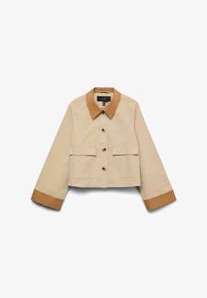 Világosbarna rövid kabát, barna gallérral és mandzsettákkal, két elülső zsebbel és gombos záródással. Sima, könnyű anyagból készült.