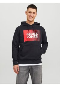 Felpa navy con design grafico rosso e bianco con "JACK & JONES", vestibilità classica, cappuccio con coulisse e tasca frontale a marsupio.