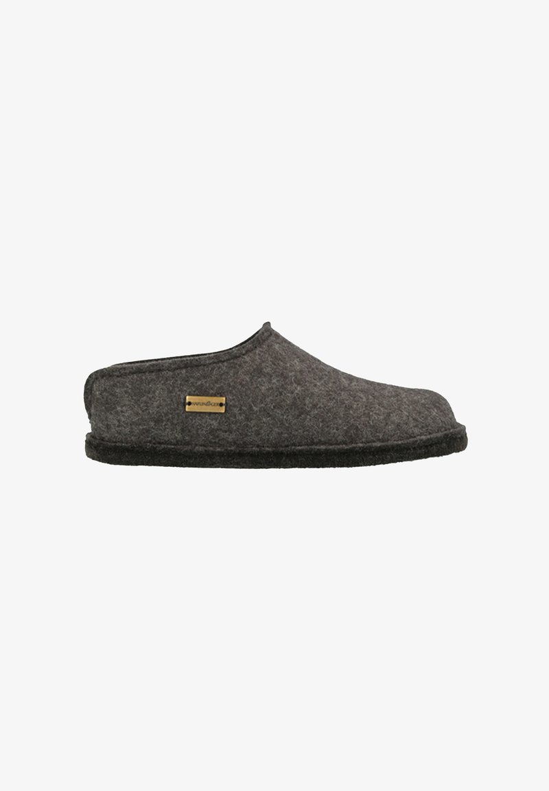 Chausson gris en feutre, de forme arrondie, avec une texture douce et une semelle en caoutchouc noir. Présente un petit logo doré sur le côté.